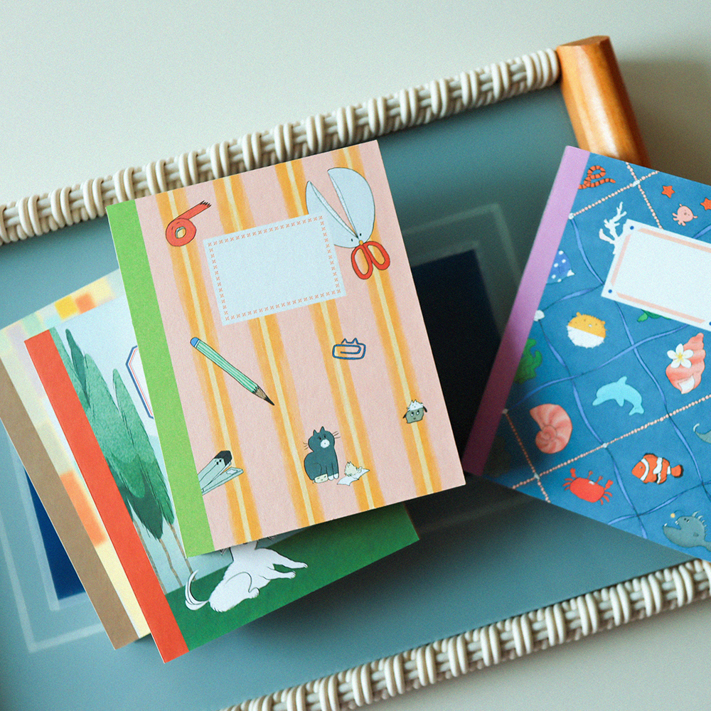 「ColorBoxNote」サーモン, レモン, ミント, ベージュ 4色で綴じたしっかりとしたノート。色から生まれた想像と物語が見返しに綴られています。