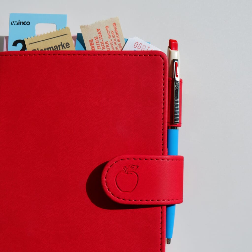 「The Red Diary」ヴィンテージな赤革にかわいいリンゴの形が詰まった万年ダイアリーです。 愛らしいカラーにしきりに目が行って広げてみたくなります。