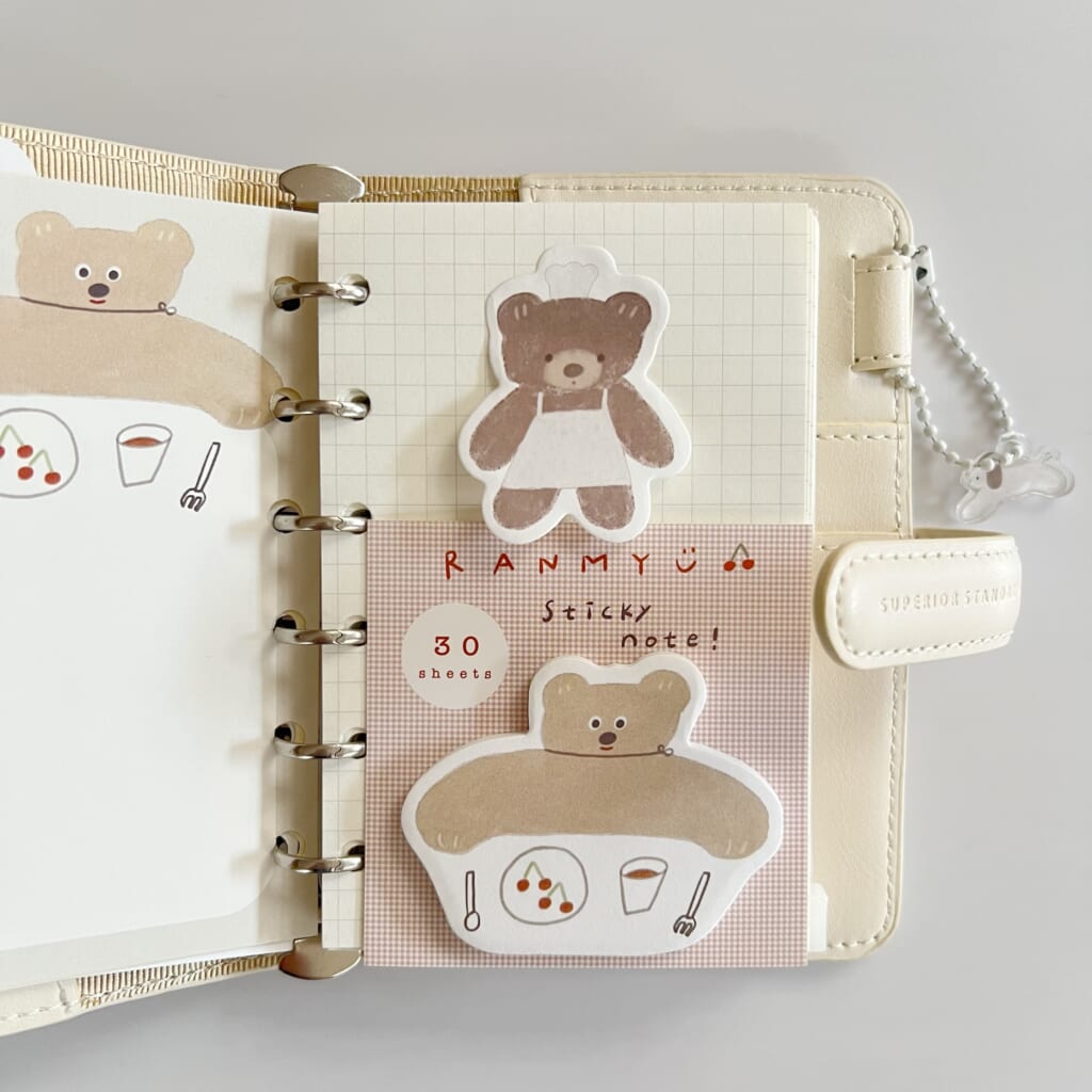 「ダイカット付箋」30枚入りの付箋になります。ちょこんと貼るだけで可愛いページに。