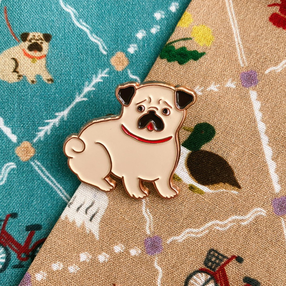 「HUG MARK PINZ おすわり」定番のお座りパグのピンバッジです。税込1,430円。