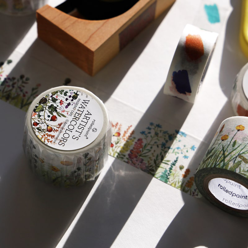 「WATER COLOR SERIES」 rolledpaintという名前の通り、水彩絵具の質感をマスキングテープで表現したシリーズ。筆も水もいらない、“くるくる巻かれた絵の具”のようなテープです。