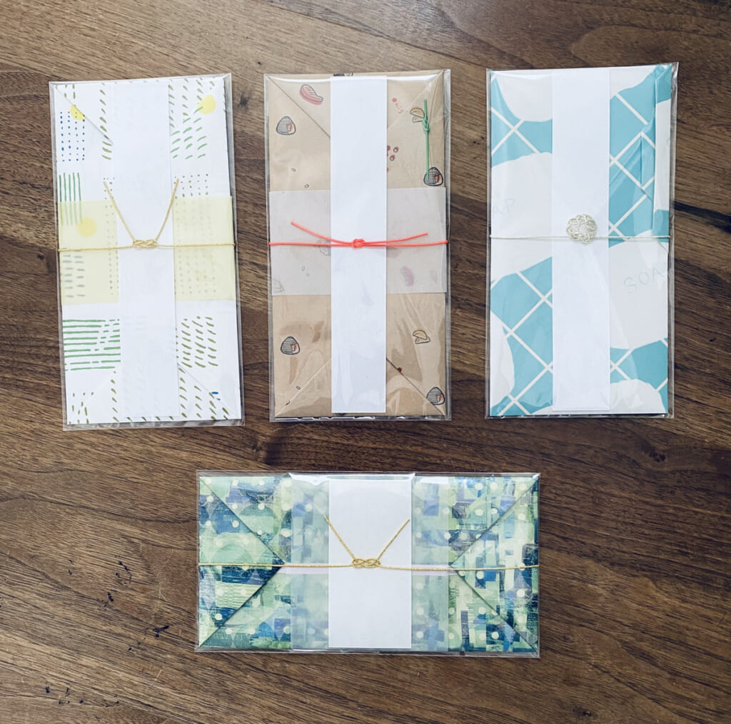 「ご祝儀袋」全て手作りの一点もの。ペーパーのモチーフとリンクした水引がポイントです。