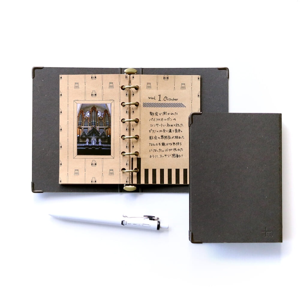 数量限定販売の「バインダーM6サイズ」+labならではの紙製、紙質はもちろん金具の色にもこだわったヴィンテージ感のあるバインダーです。