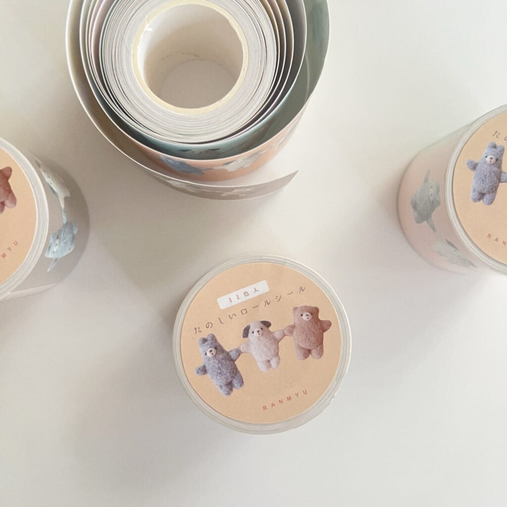 「ロールシール」こちらはシールタイプになります。切り取り線入りで好きな柄を選んで使うことが出来ます。