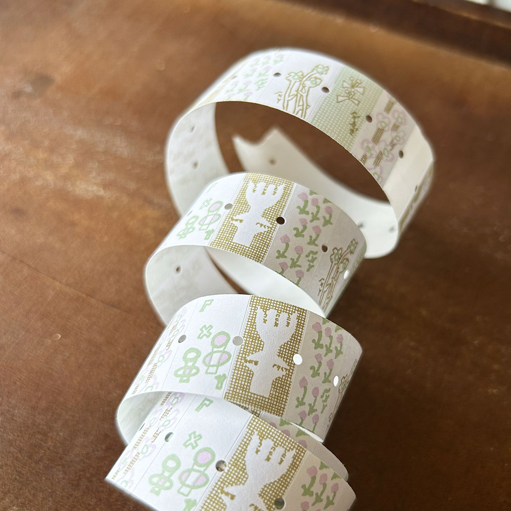 「野原の小花ラベルロール」 春らしいパステルカラー。花々の間を飛び跳ねるような注音符号（ボポモフォ）のデザインが、手帳のアクセントにぴったりです。