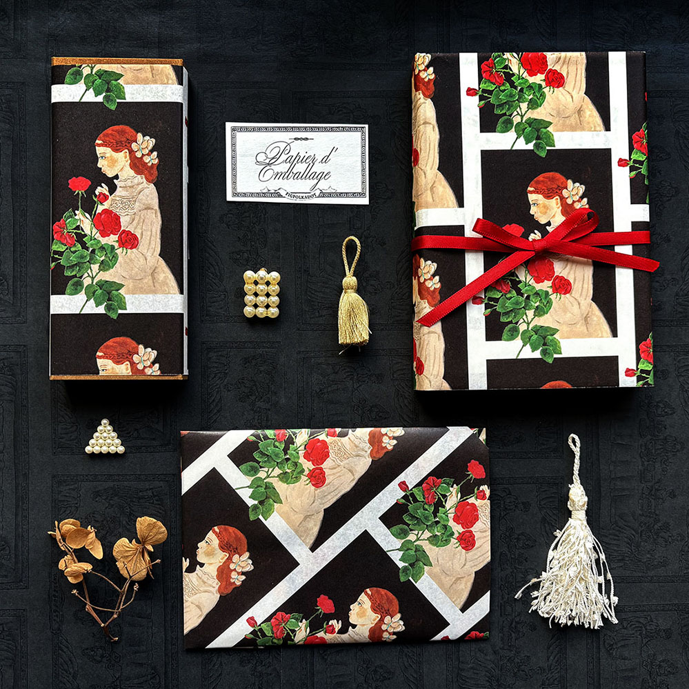 「乙女と薔薇の秘密の包み紙」物語のワンシーンを、そのまま一枚の美しいペーパーにとじこめました。 薄手で少しだけ透ける包み紙です。