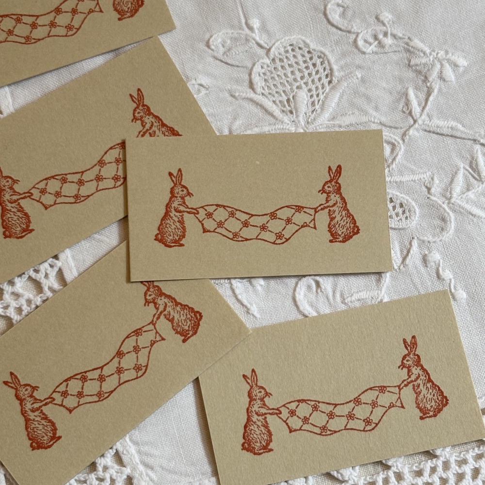 「ピクニックうさぎのスタンプ」うさぎたちがクロスを広げれば、どこでもピクニック場に早変わり！