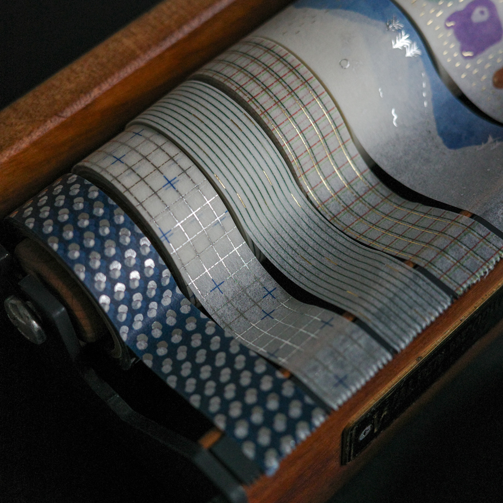 「FOIL EDITION」 さまざまな色の箔加工を施し、日々の小さな瞬間に特別な“きらめき”を添えてくれるシリーズです。