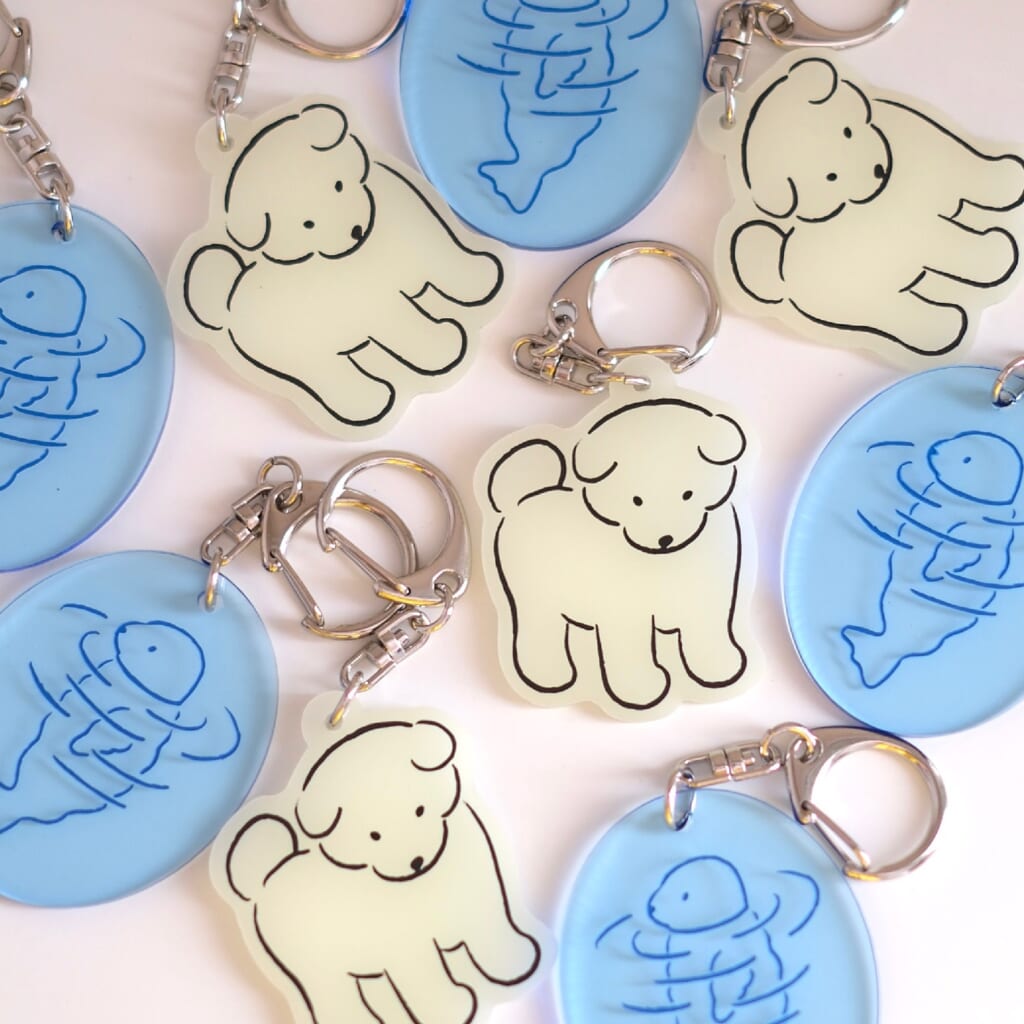 「アクリルキーホルダー」彫刻加工のキーホルダーと蓄光キーホルダーの2種あります。