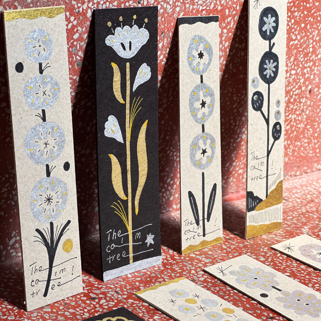 「静かな樹 手描きしおり」一枚一枚が唯一無二で、一本一本の線を丁寧に描き、心と静けさを込めて仕上げています。