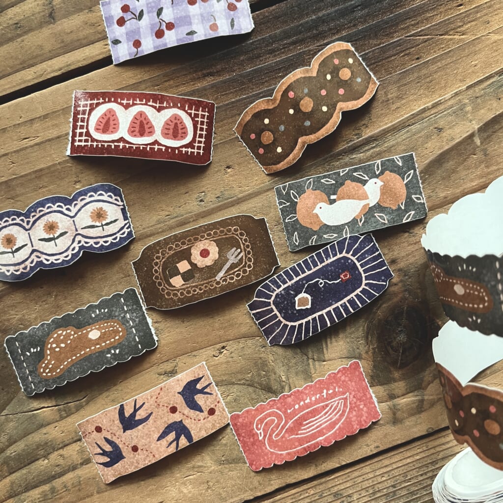 「ダイカット紙テープ」はティーバッグタグ型でミシン目付き。手で切れて、綿紐を通しティーバッグタグに。裏面は粘着あり、ミニシールとしても使えます。