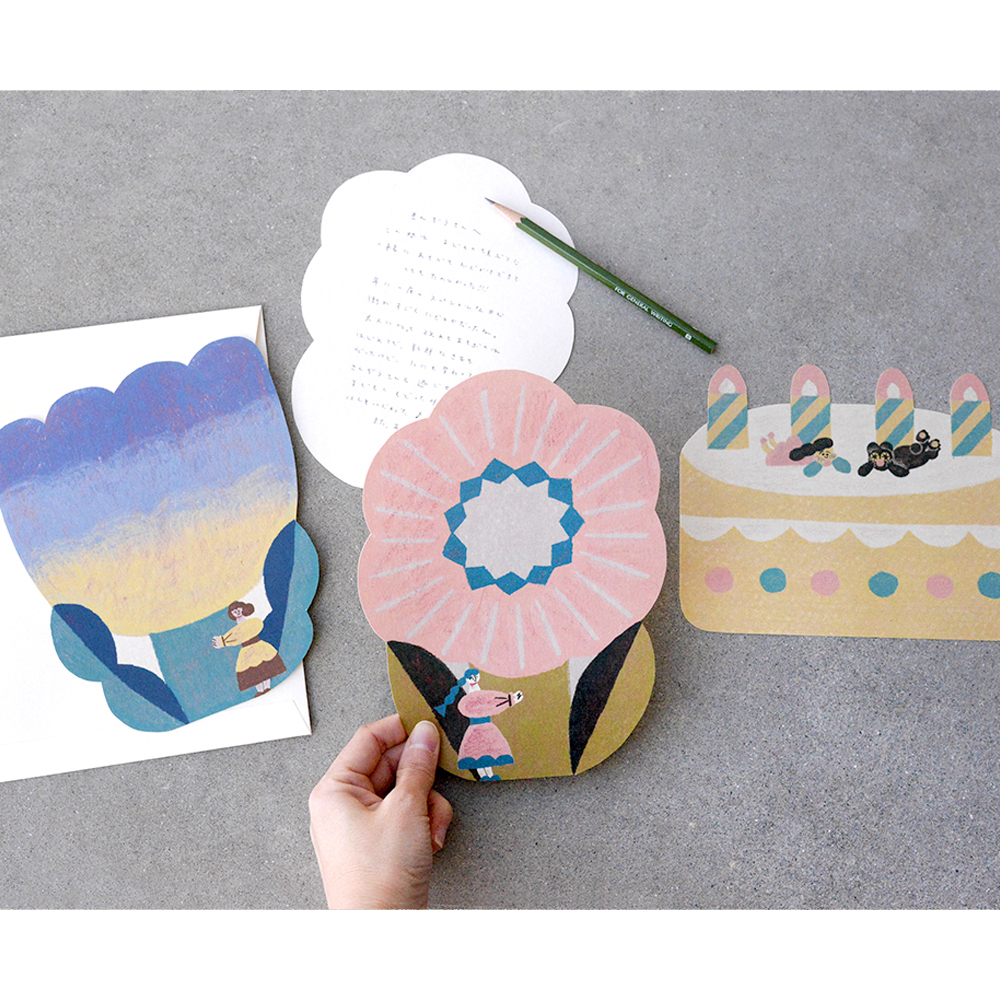 「おおきめカード」おおきいサイズでたっぷりと書き込めます。気合いを入れたお手紙を書くときや、寄せ書きとして贈るときなど。