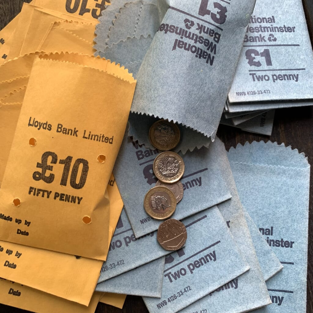 イギリスから厚手でザラっとしたヴィンテージのコインバッグが入ってます。