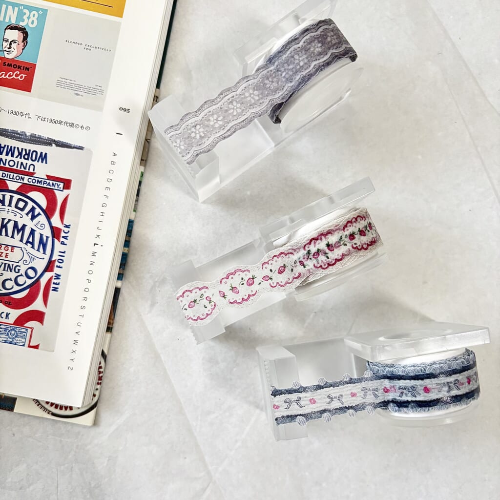 「Deco tape」リボンのような形状と石テープが特徴で、あらゆるコラージュに適しています。リボンのような形状と石テープが特徴で、あらゆるコラージュに適しています。