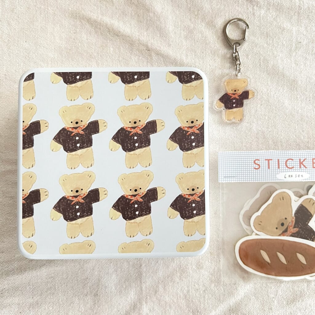 「クッキー缶」ハンコや紙ものを収納しておけるクマさんの絵柄が入ったクッキー缶です。