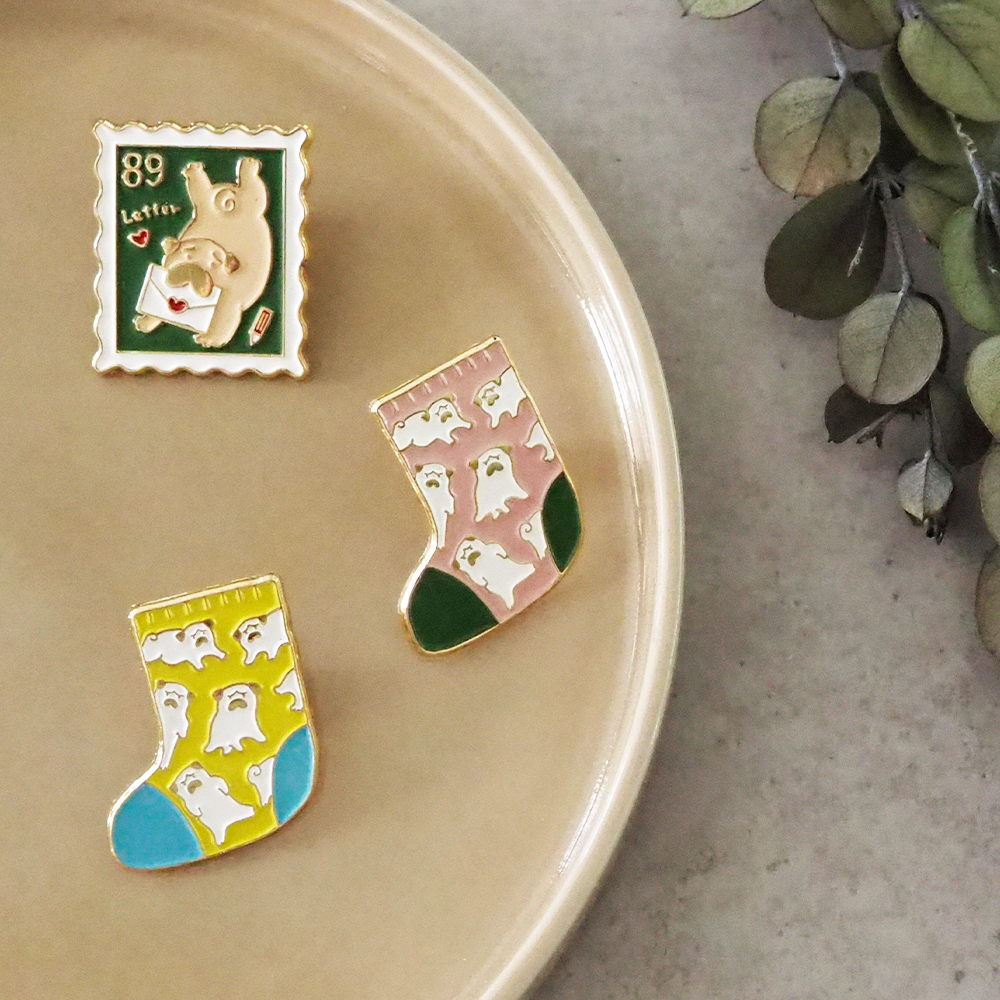 「HUG MARK PINZ」贈り物にもおすすめのピンバッジ。ラブレターの切手デザインを新作でご用意しました。税込1,430円。