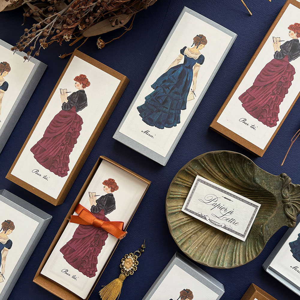 あなたの手紙を高貴にしてくれる一筆箋「merciの貴婦人」あなたの想いをより美しく、より上質に運んでくれる一筆箋です。