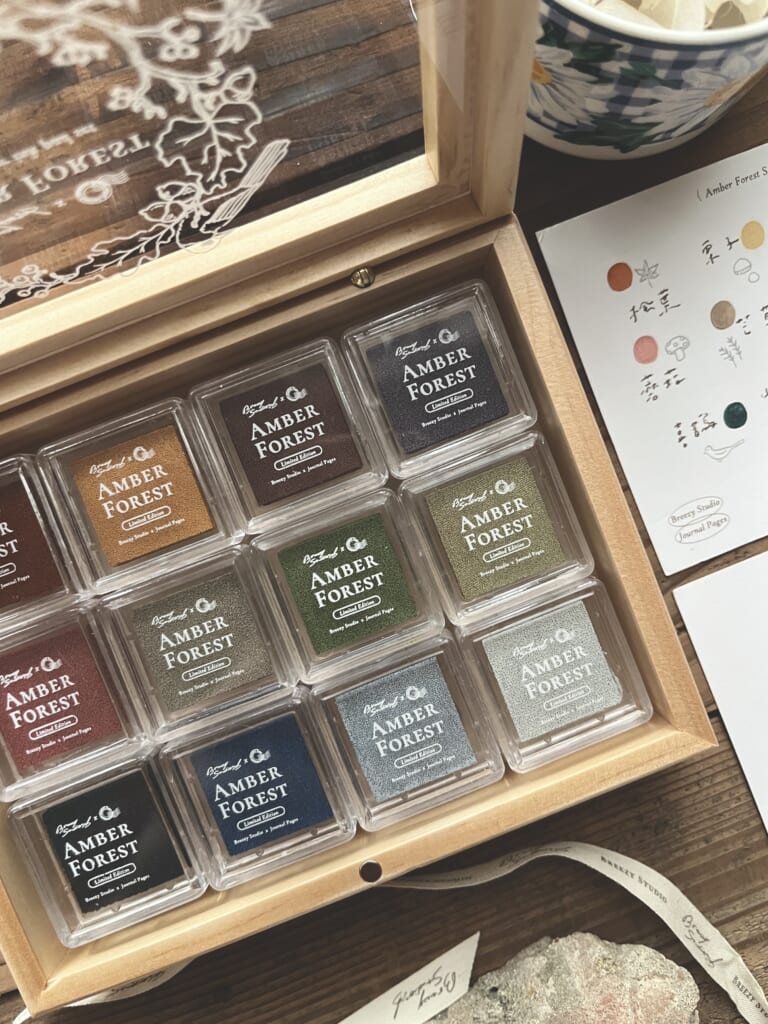 「私藏の色スタンプ台セット」毎号、期間限定カラーを発売します。自分好みでなかなか手に入らない特別な色を作り、限定パッケージと試し塗りカードをセットにしています。