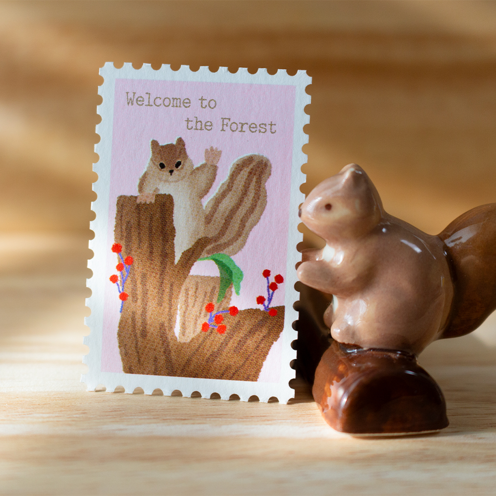 「森のともだち切手ポストカード」切手をモチーフにしたカードです。森のかわいい友達をそばに、心を込めて手紙を書いてみませんか。