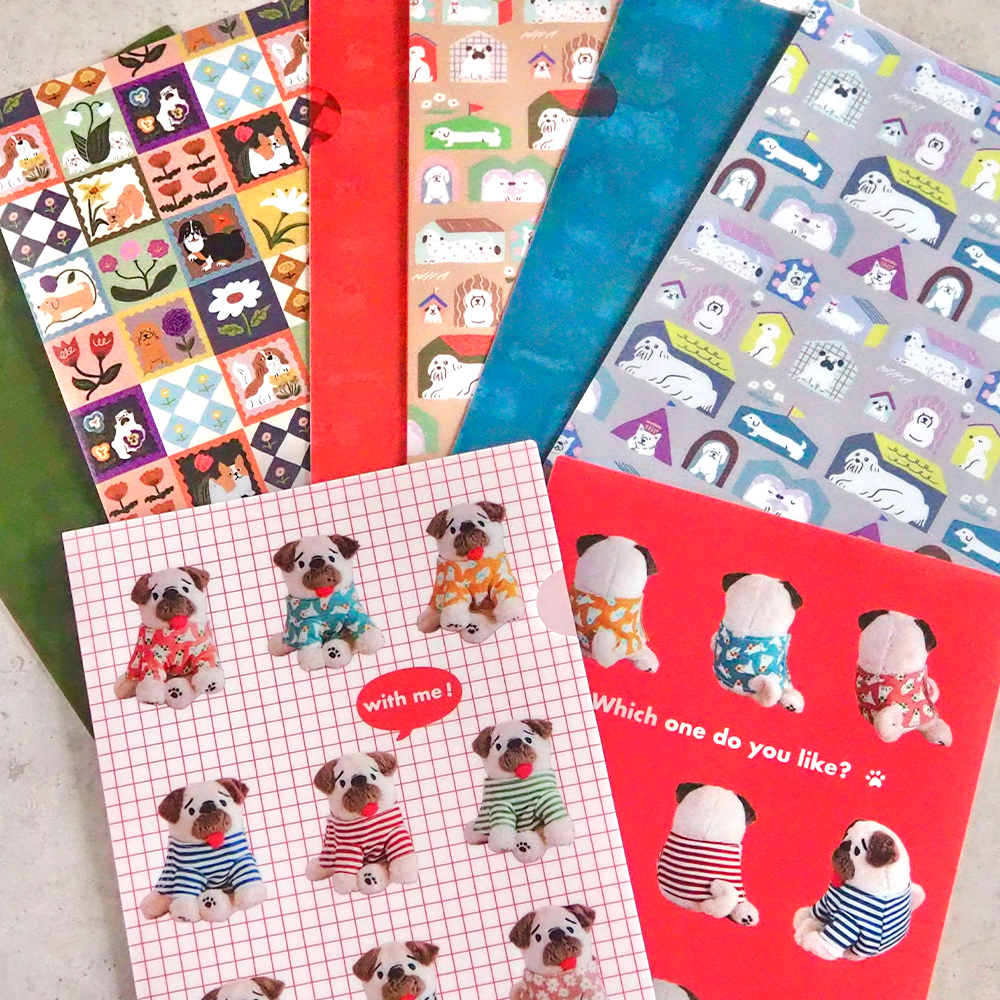 「A5クリアファイル」カバンの小さい時にも嬉しいA5サイズ。紙もの整理やお出かけ時にもおすすめです。各税込550円。