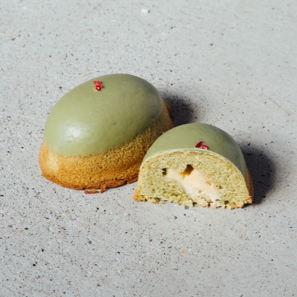 「週末シトロン ホワイトチョコ抹茶味」中にホワイトチョコを忍ばせました。少し温めると風味豊かにお召し上がりいただけます♪