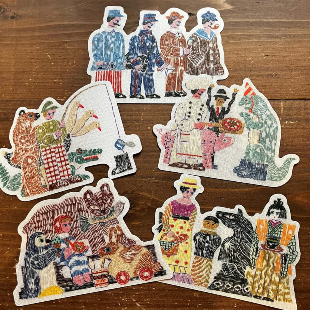 「奥見伊代｜ダイカットカード」手触りからも奥見さんの世界観をお楽しみいただけるよう、刺繍による立体感や布のテクスチャーが感じられる仕様で制作しました。