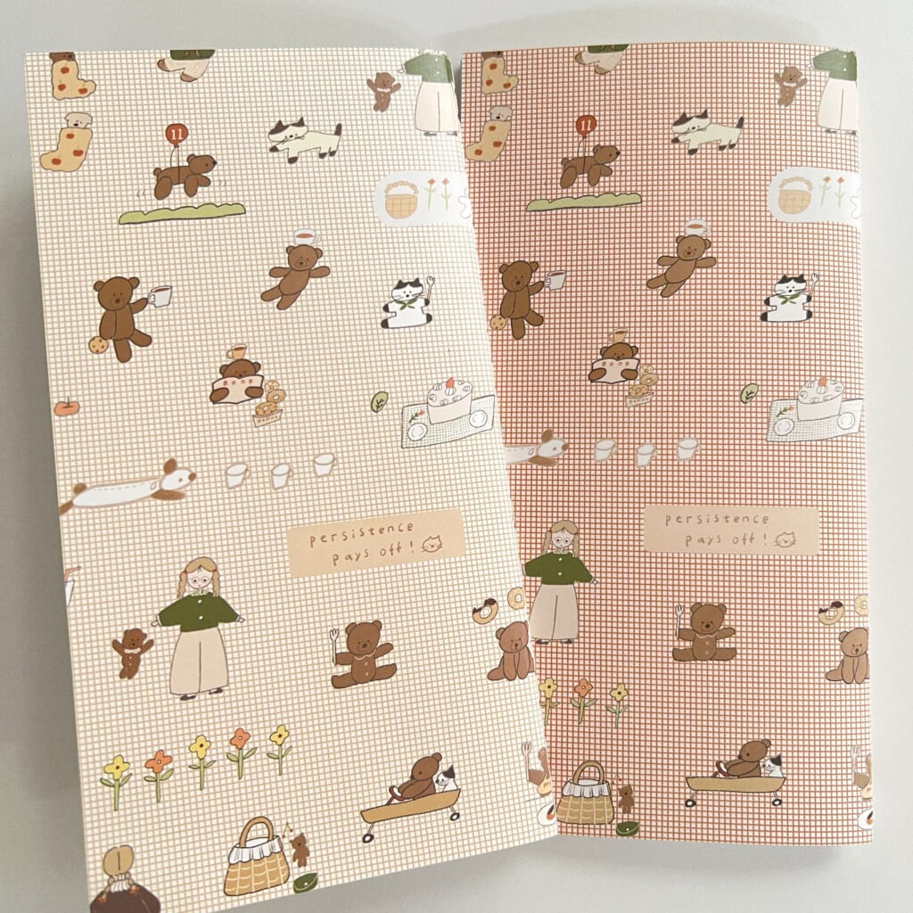 「TNノート」シールやマステ、ロール付箋が貼れるノートと無地のノート、カラーノートがございます。