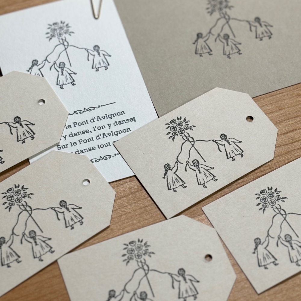 「メイポールダンスのスタンプ」リボンを持ってダンスする女の子たち。