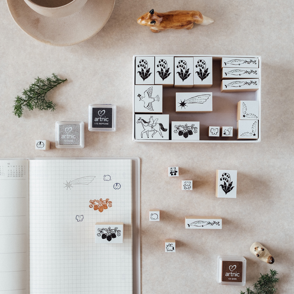 「はんこ」植物や動物のイラストがユニークなはんこたち。1cm角のちびはんこは、小さいスペースにちょこんと押せる人気アイテムです。