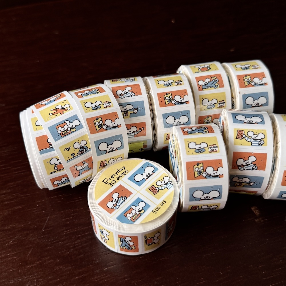 「ラベルステッカー」ねずみ従業員の小さな日記を、30日を1サイクルとしてデザインしました。毎日異なる小さな物語が描かれています。