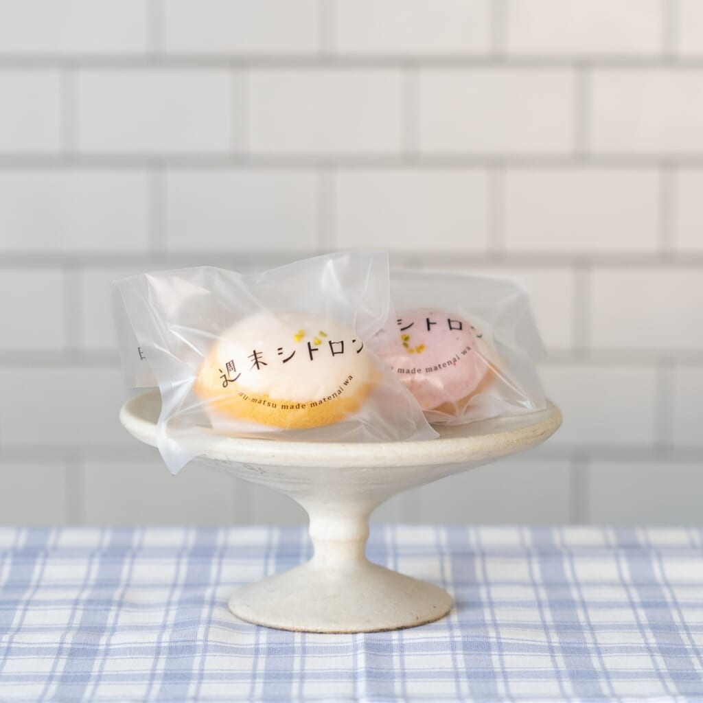 「週末シトロン 」しっとり食感に焼き上げた生地と、レモンの香りが口の中に広がるレモンケーキ。いちご味もお持ちします。