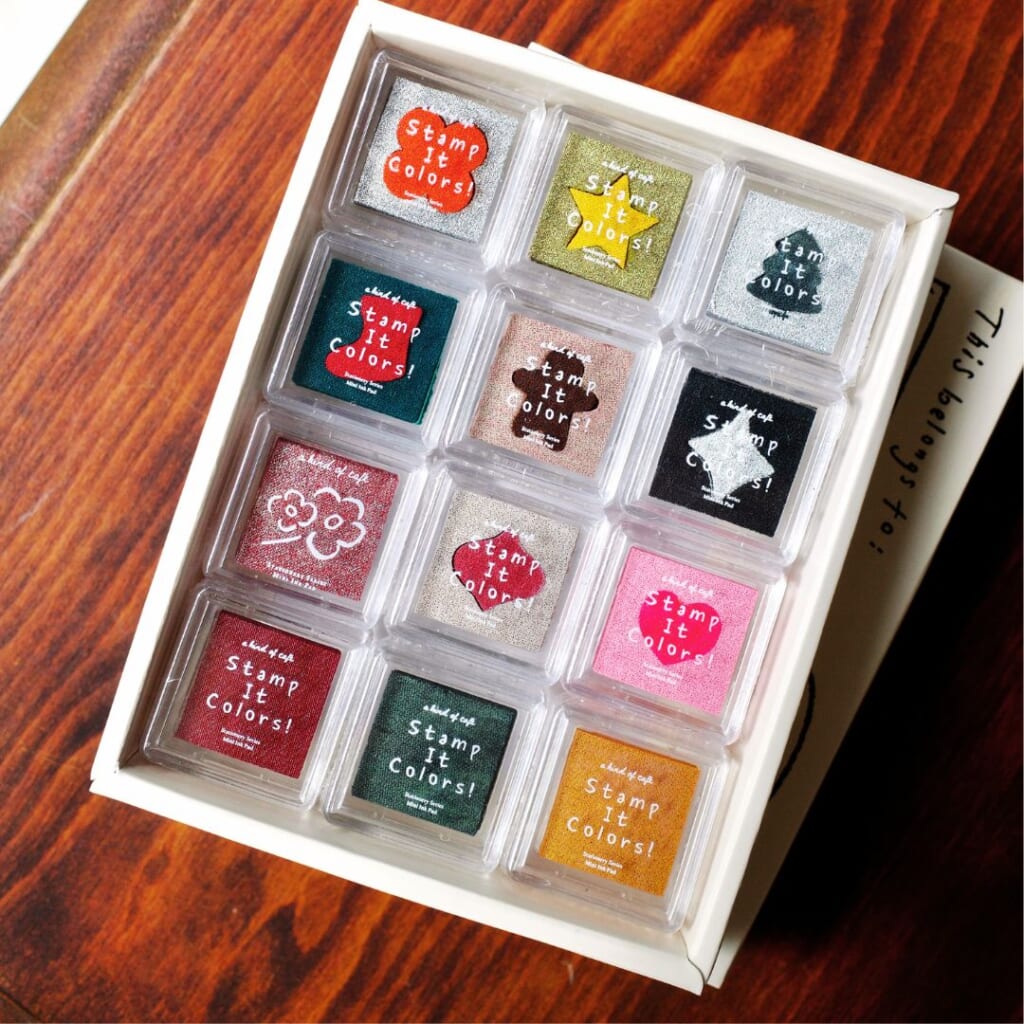 「Stamp it Color!」美しい色彩の世界観を持つ、什物 a kind of café を代表するインクパッドシリーズです。