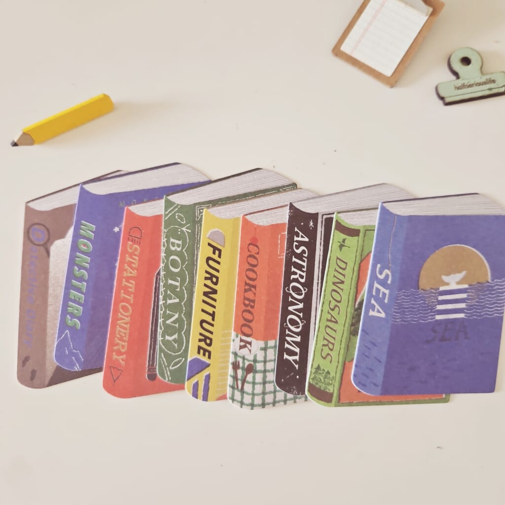 「 ミニ本カード」 手帳の中のミニ図書館。贈りものに添えるカードとしても特別な一枚です。