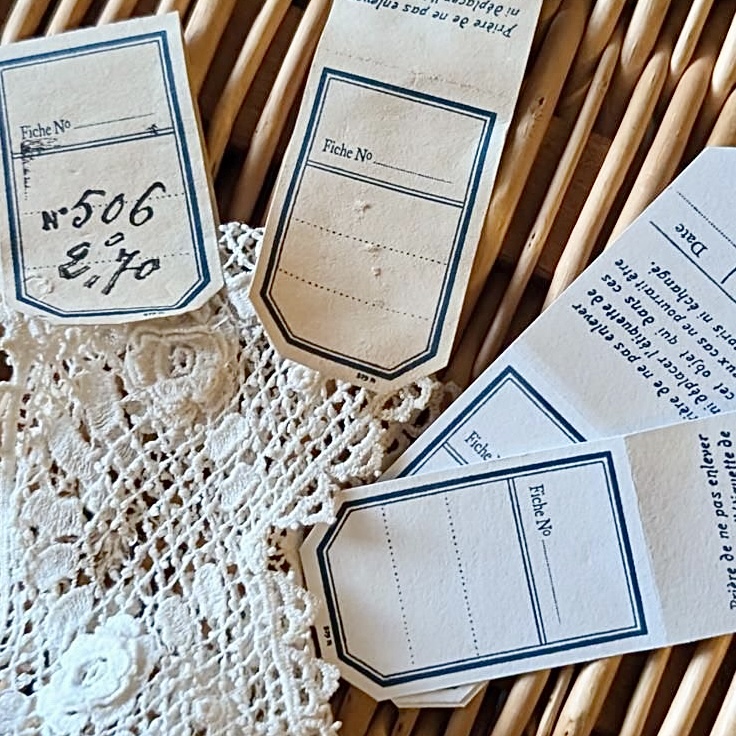 フランスのアンティークレースにちょこんと付いてるタグをイメージして作りました。ラッピングの飾りや実際に商品タグとしてもなかなか重宝します。