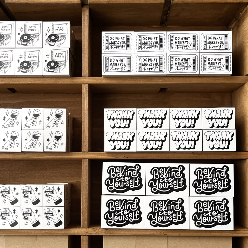 「レタリングスタンプ」手書きのレタリング図案もたくさん並びます。