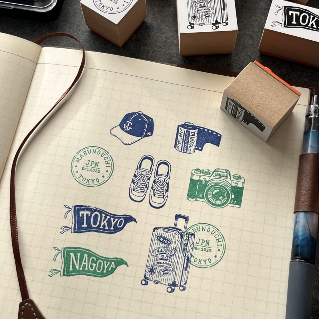 「お出かけスタンプいろいろ」スーツケースやペナント風スタンプ。手帳やバレットジャーナルに。