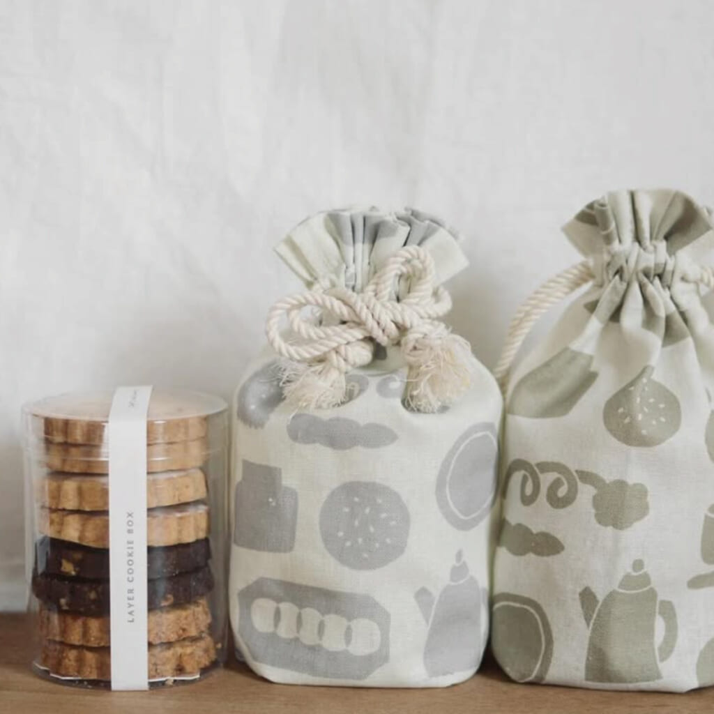 「巾着サブレ」味のレイヤーが楽しいサブレを、お包みのテキスタイル巾着で包んだセットです。