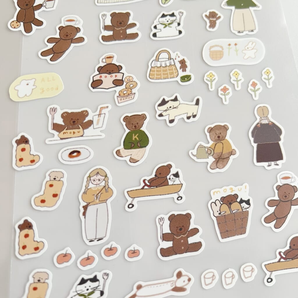 「マットフィルムシール」デコに使いやすい大きさのシールです。素材が紙ではないですが、貼ると紙にもよく馴染んでくれる素材です。