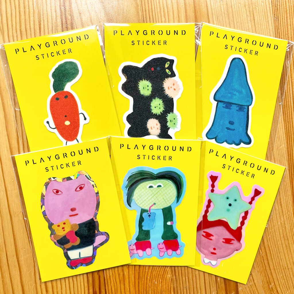 「玉川 桜｜PLAYGROUNDステッカー」玉川桜さんの世界に登場する生き物たちのステッカー。表面のキラキラが、個性が光る生き物たちの魅力をより輝かせています。