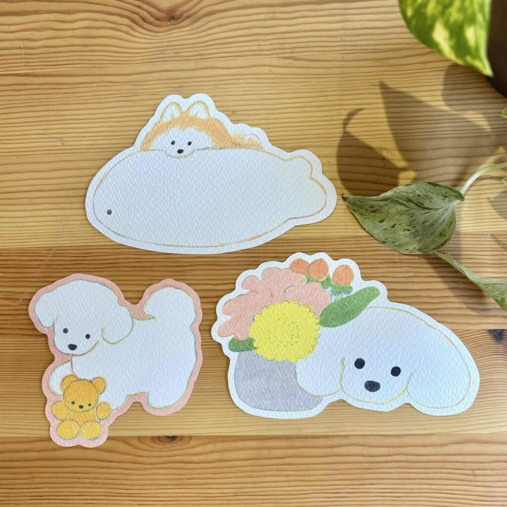 「てらおかなつみ｜ダイカットカード」愛らしい犬たちのキュンとする仕草や表情が、風合いある手触りのカードでお楽しみいただけます。