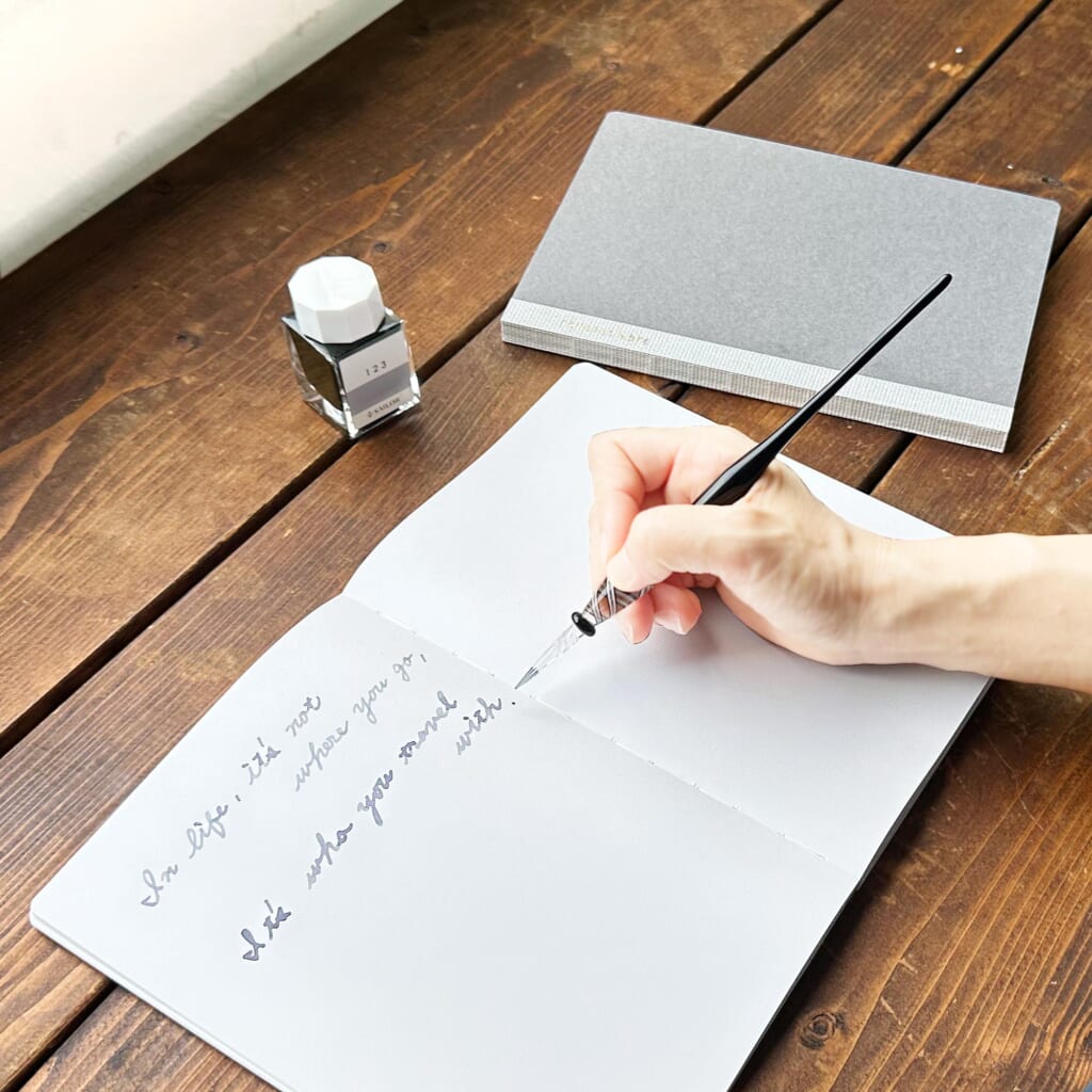 「CANOPUS NOTE」書き心地の柔らかさ、幅広いインクへの対応、発色の美しさを求め、試作と検証の末にたどり着いた紙です。インクの濃淡や光沢など、カラーインクを楽しむのに最適です。どうぞお愉しみください！