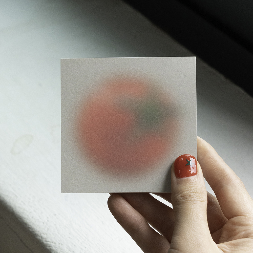 「GOOD MORNING, SUNSHINE – TOMATO」 目覚めた時、僕は微笑んだ。トマト香りをほのかに含んだメモ紙です。