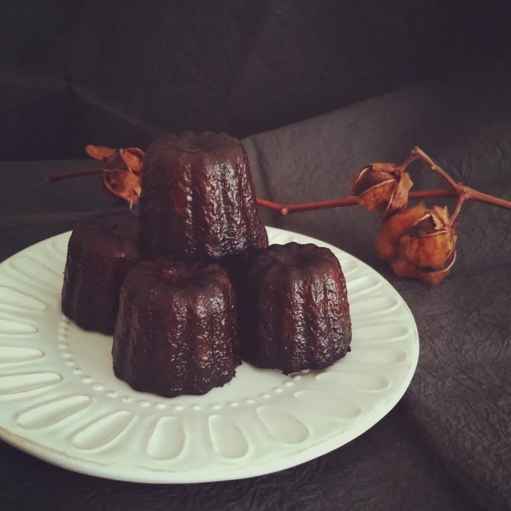 「カヌレ・ド・ボルドー」フランス・ボルドー地方の修道院で古くから作られていた伝統菓子。「カヌレ」とは「溝のついた」という意味の如く、溝のついた型で焼き上げています。Mエムのカヌレは糖蜜粗糖（砂糖の種類）を加えてコクを出し、ラム酒多めの大人のお味に仕上げいます。