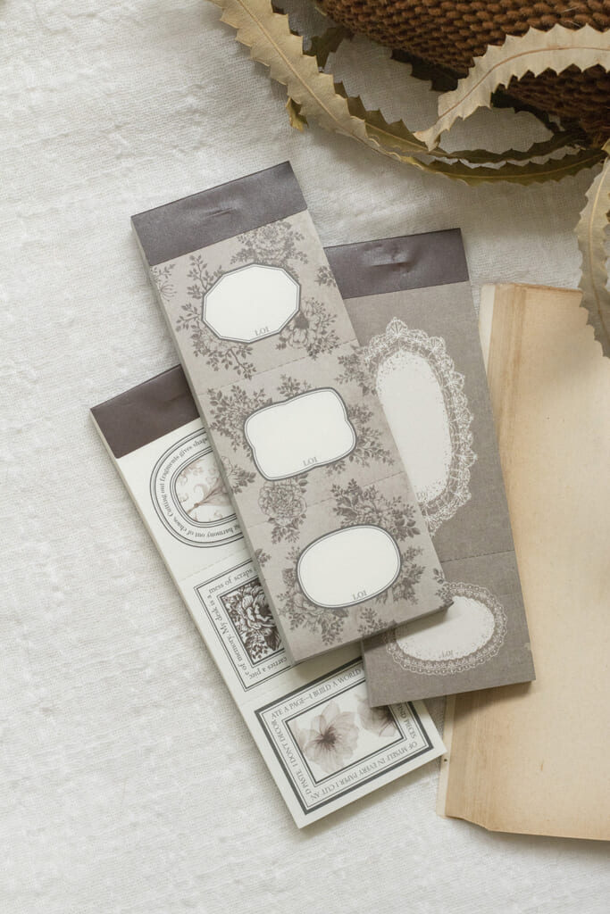 「便箋本」花や香り、フレーム、採集したモチーフのインスピレーションをやさしく閉じ込めた、美しい便箋です。