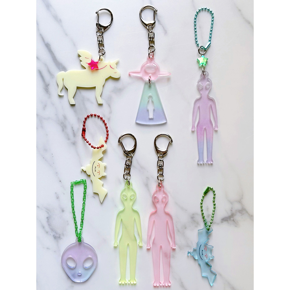 「アクリルキーホルダー」宇宙人やUFO、ユニコーンなど楽しく多様なモチーフのキーホルダーです。