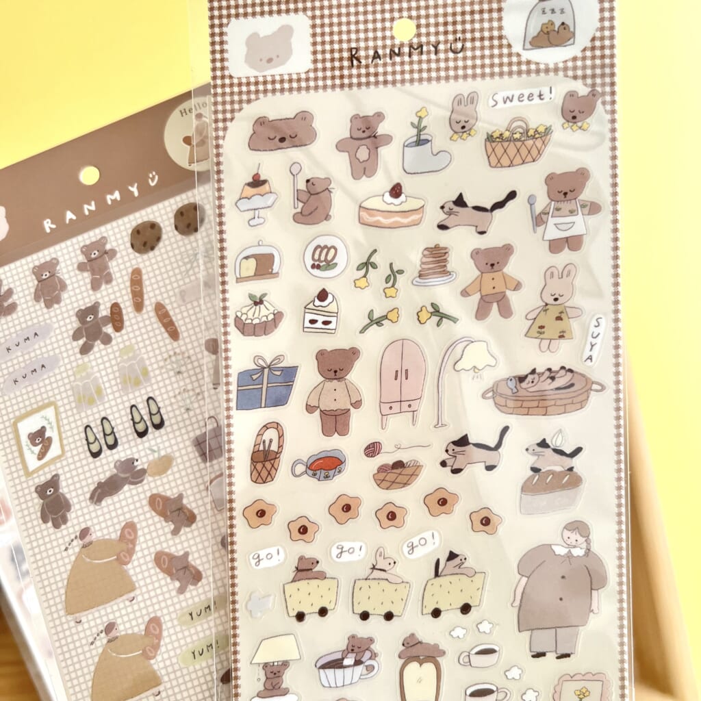 「台紙付きpetシール」透明シールの小さめモチーフなので、どんな手帳にも合わせやすいシールです。