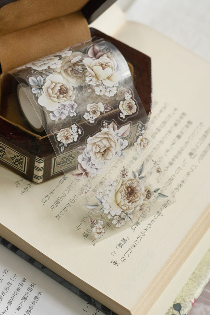 「レトロフラワー ダイカットテープ」水彩で描いた日常で親しまれている花々がデザインされた、使い勝手のよいテープです。