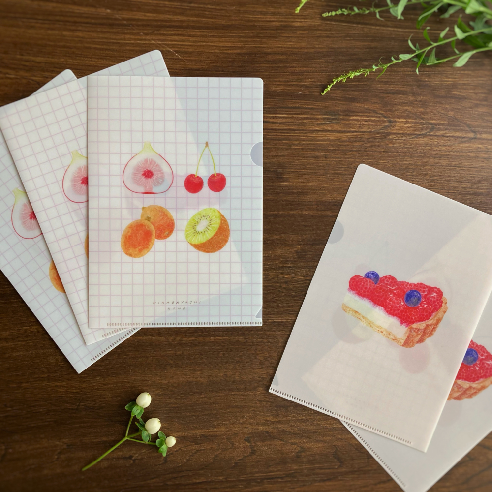 「A5クリアファイル」みずみずしいフルーツとタルトをクリアファイルに。ツヤの無いマットな質感です。