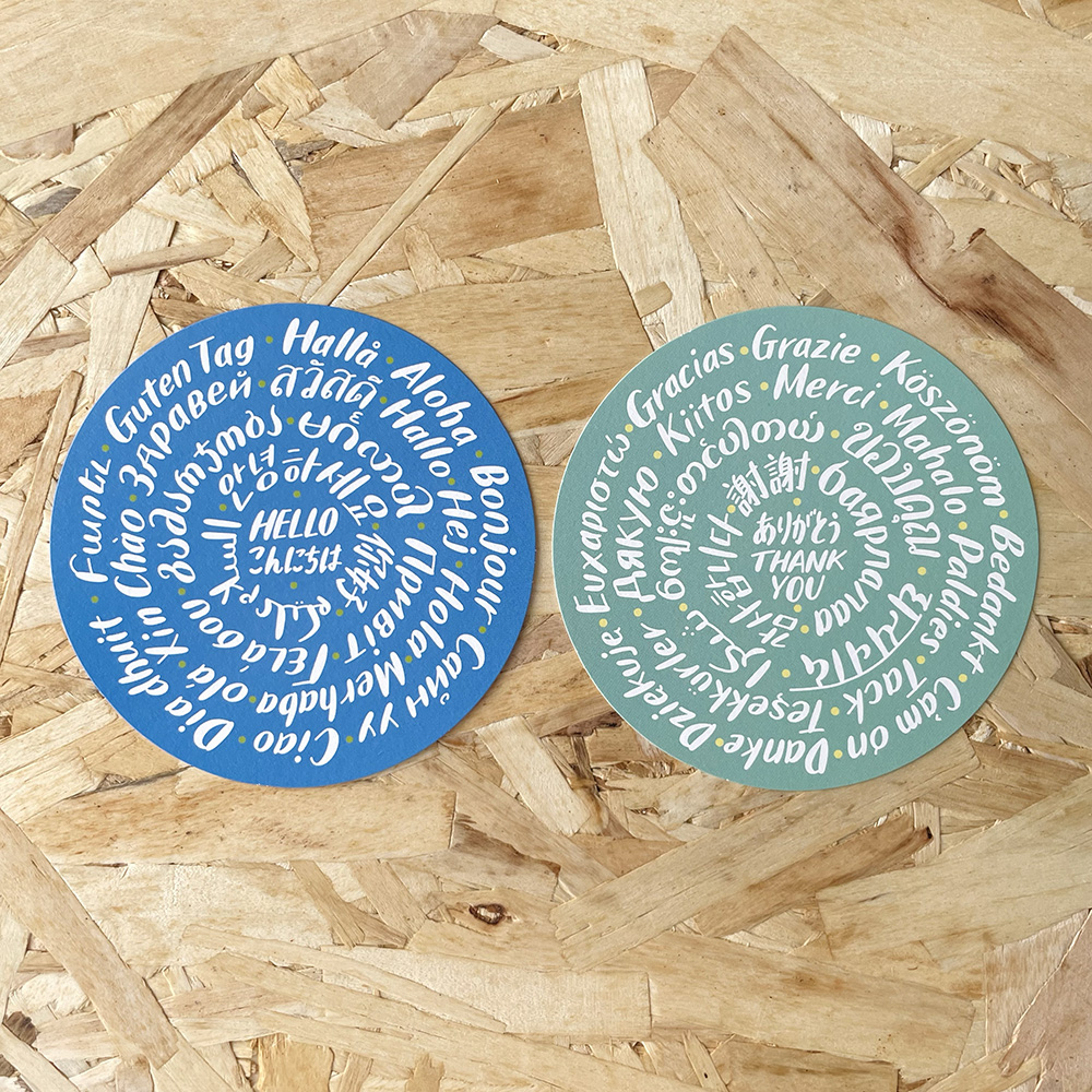 「いろんな国の言葉の”こんにちは”と”ありがとう”カード」プレゼントに添えたり、そのまま飾ったりするのがオススメ。裏面は真っ白で、インクなどでも筆記OKです！