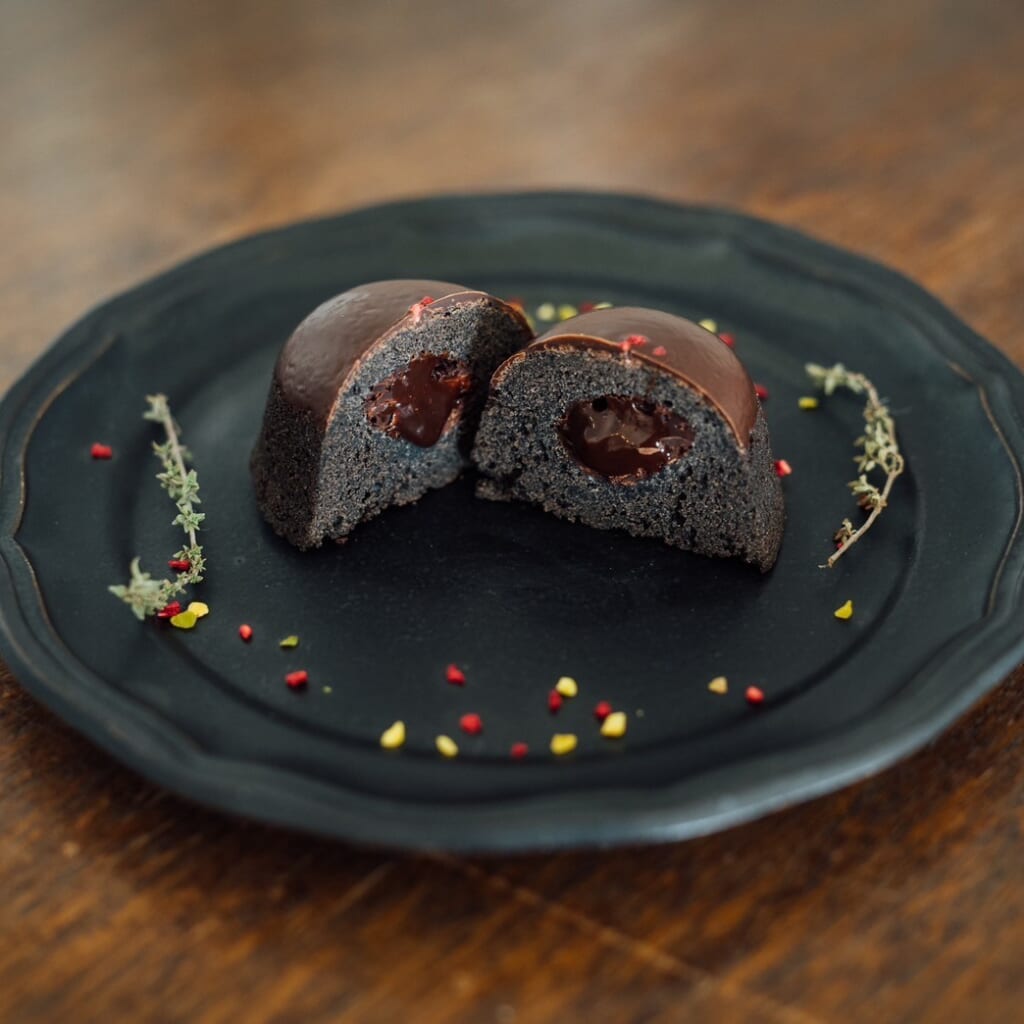 「週末シトロン フォンダンショコラ味」レンジで温めると中からチョコがとろり♪ダークカカオ等も使用し、ちょっぴり大人でリッチな味わいです。